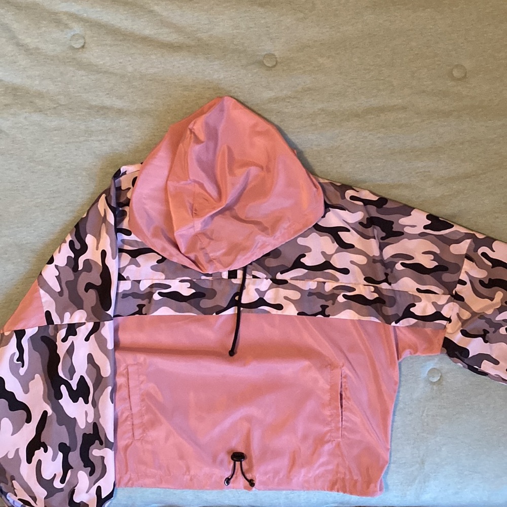 Lightweight gym hoodie. Size Large with two pockets. For Juniors and older.
